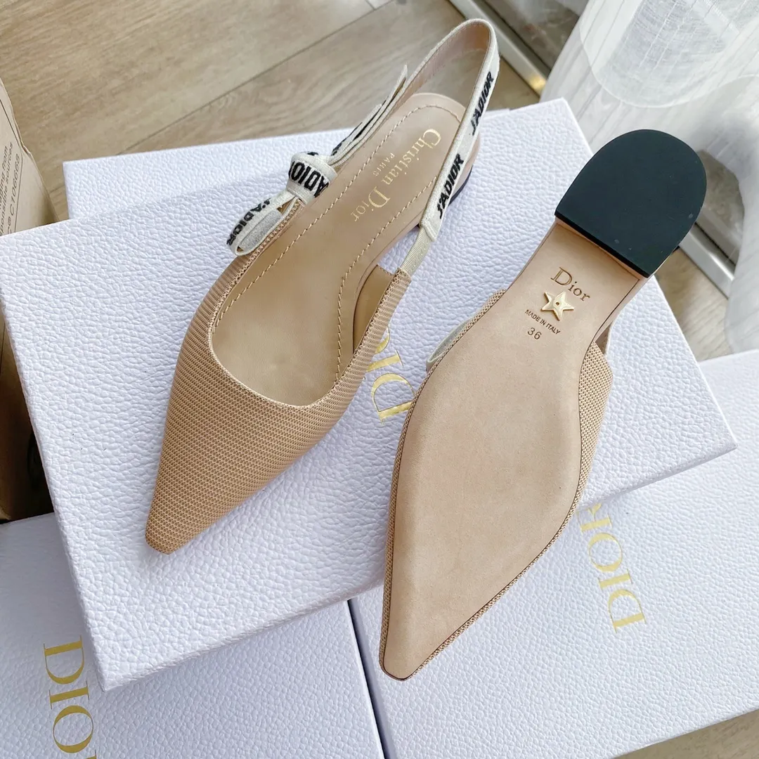 👟👟Ex-factory price 440👟👟 Developed one-to-one from the original version, 👠👠✨ ✨Dior’s popular sandals are new🔥 🔥 The same style as the most popular internet celebrities and celebrities of the year💁 💁. Imported fabric, lining and feet are made of calfskin lining🐑. Original molded heel, heel height 10Cm 6.5cm💘 Original molded metal outsole with five-pointed star LOGO mark✨. Original bow, 💅 Italian leather outsole. 👄💋 Full set of packaging (bags, cards, invoices, one-to-one wrapping paper) 34 40 41 customized